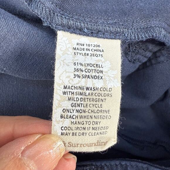 Soft Surroundings Cargo Pants Women's 12 Navy Blue Zipper Pockets Tapered Preppy - Picture 11 of 16